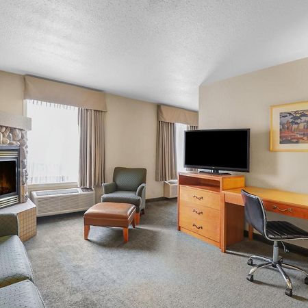 Days Inn By Wyndham Red Deer Exterior photo