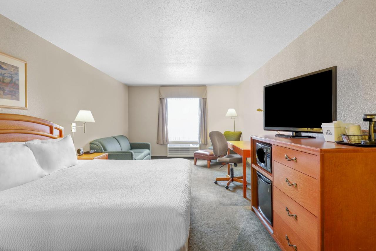 Days Inn By Wyndham Red Deer Exterior photo