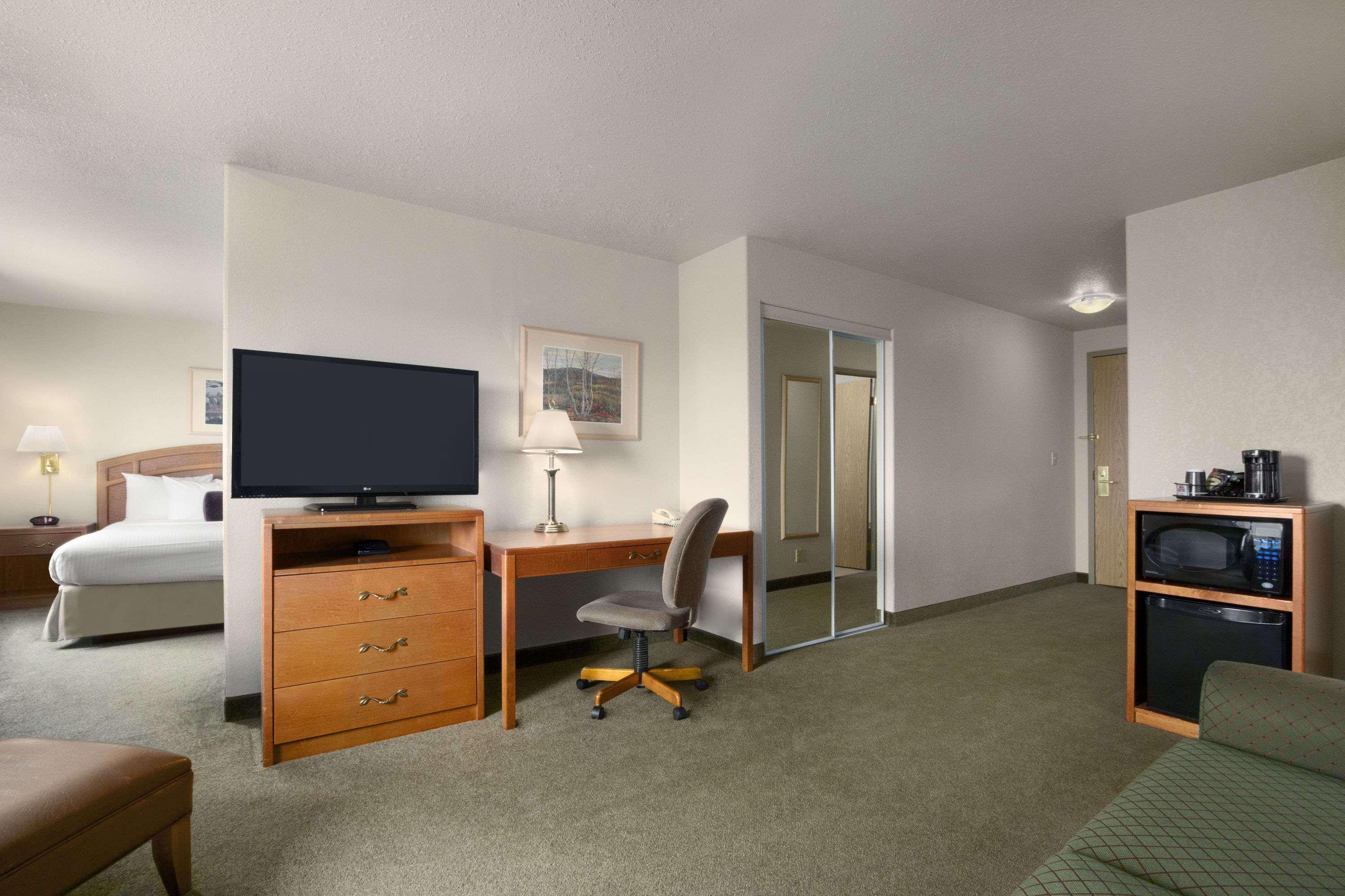 Days Inn By Wyndham Red Deer Exterior photo
