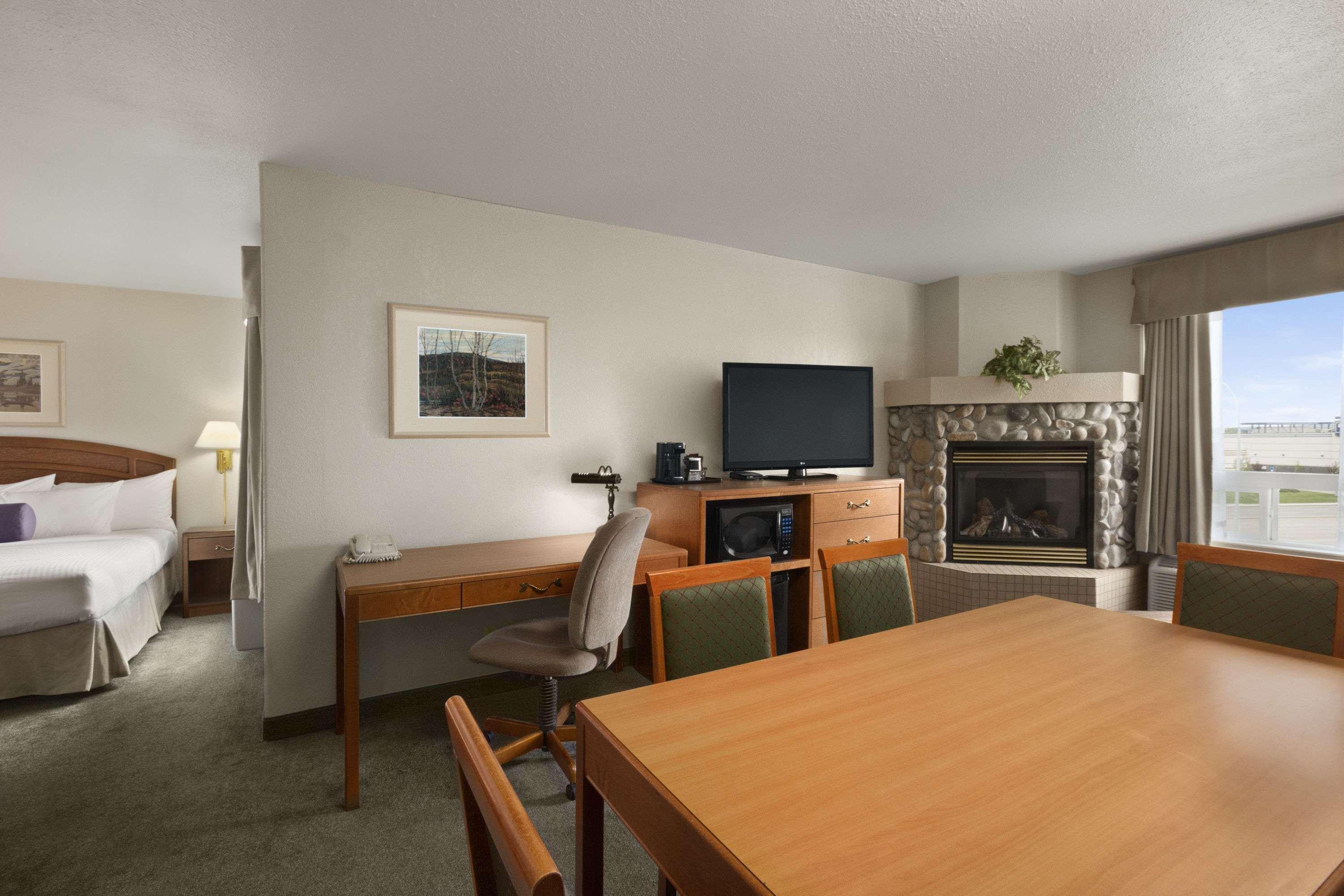 Days Inn By Wyndham Red Deer Exterior photo