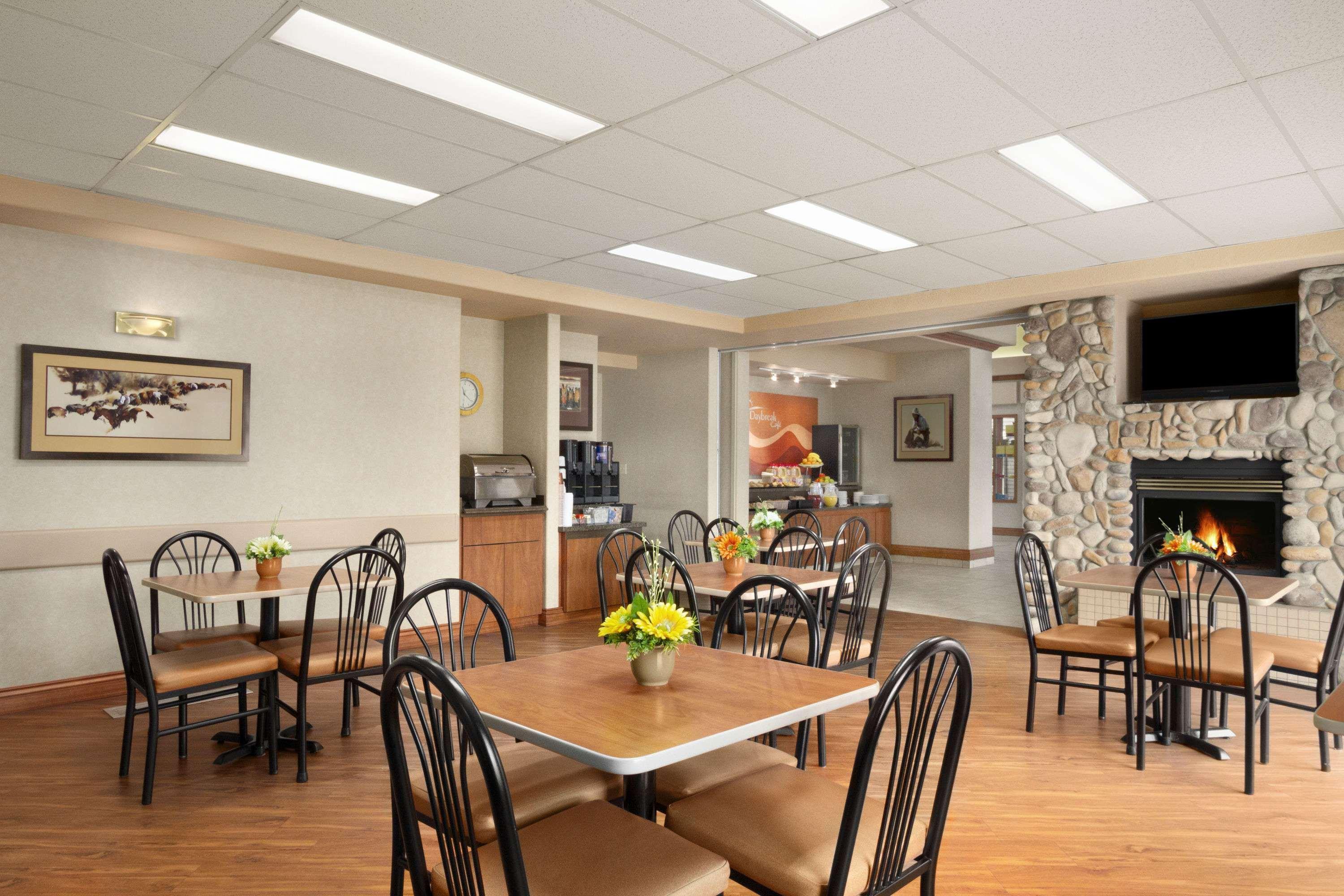 Days Inn By Wyndham Red Deer Exterior photo