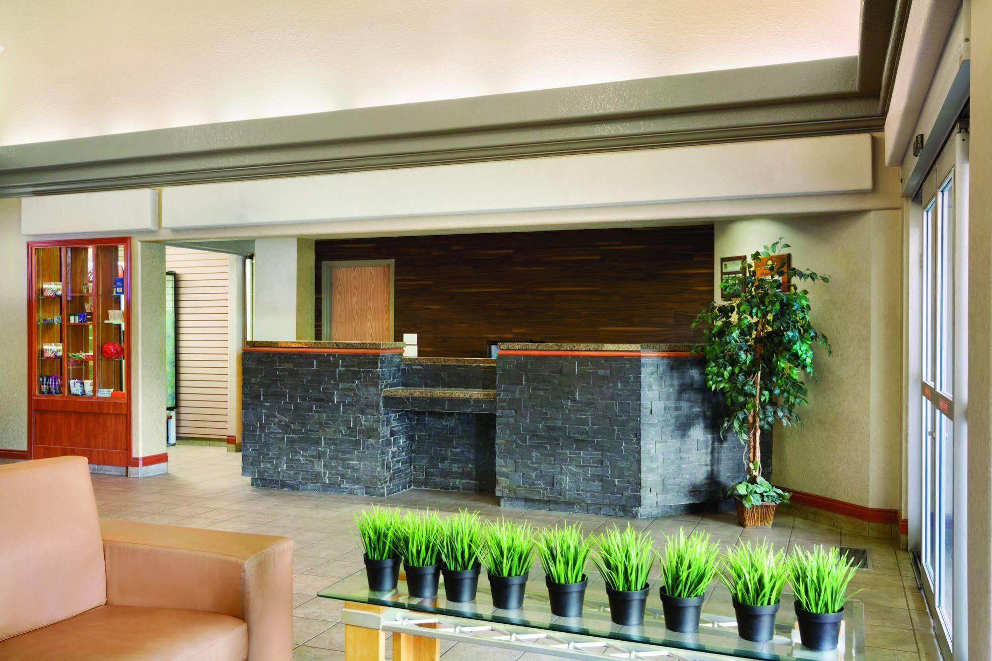 Days Inn By Wyndham Red Deer Exterior photo