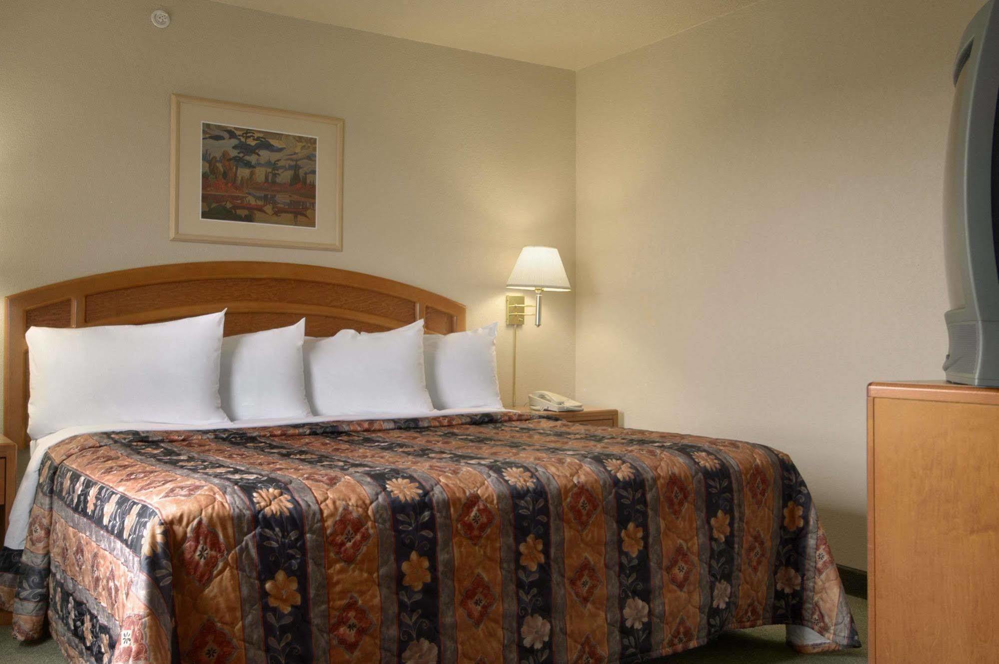 Days Inn By Wyndham Red Deer Exterior photo