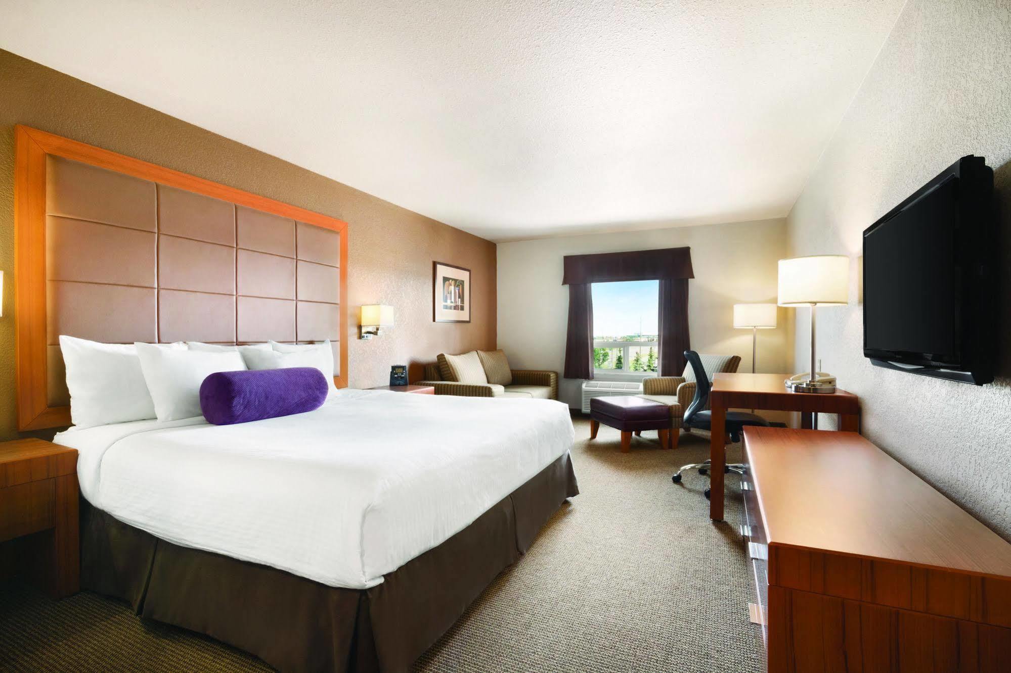 Days Inn By Wyndham Red Deer Exterior photo